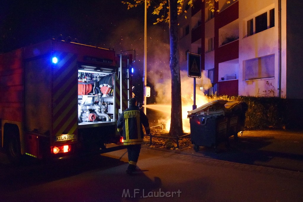 Mehrere Muell Sperrmuellbraende Köln Vingst Ansbacherstr P59.JPG - Miklos Laubert